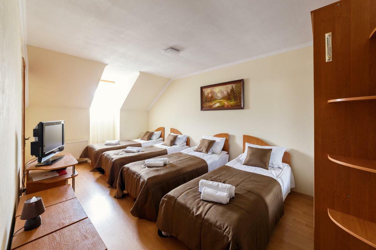 Pigy Hotel Tatariv Exterior foto