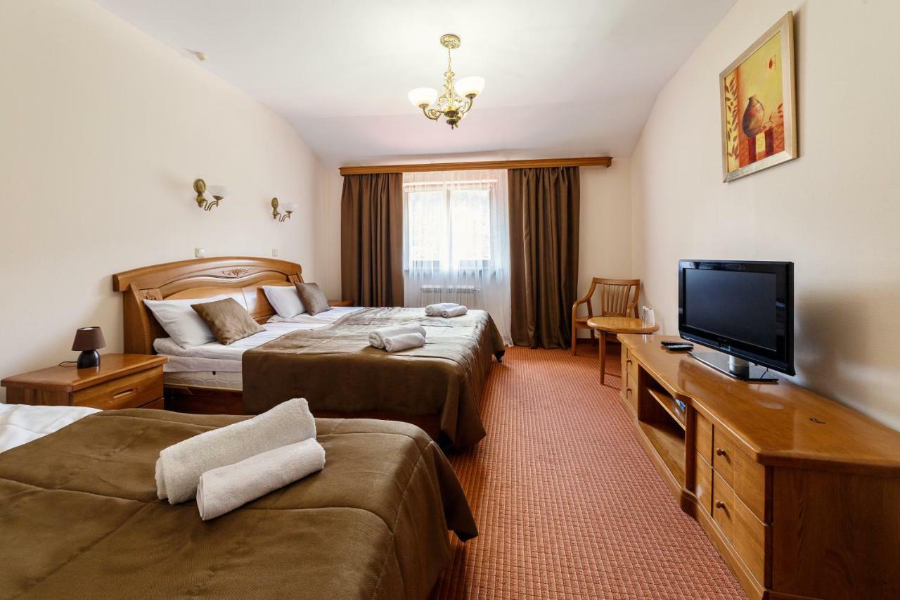 Pigy Hotel Tatariv Exterior foto